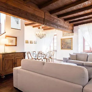 https://palazzo-del-pero-luxury-attic.it-lombardy.com